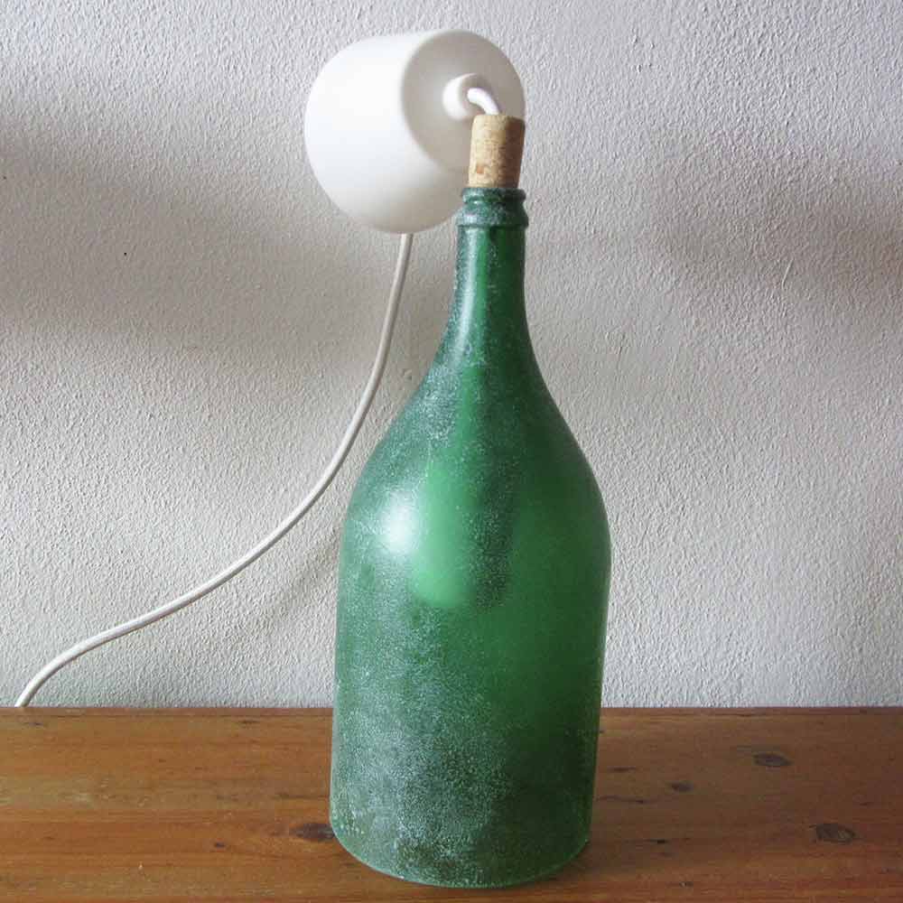 I was a bottle: Glas-Flaschen - Lampen und Leuchten, Laternen, Gläser, Vasen und Schalen aus Glas, Deckenleuchten und Hängelampen: dunkelgrüne Hängelampe mit weißem Kabel und weißer Fassung aus grüner Doppelliterflasche