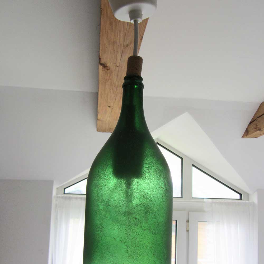 I was a bottle: Glas-Flaschen - Lampen und Leuchten, Laternen, Gläser, Vasen und Schalen aus Glas, Deckenleuchten und Hängelampen: dunkelgrüne Hängelampe mit weißem Kabel und weißer Fassung aus grüner Doppelliterflasche, montiert