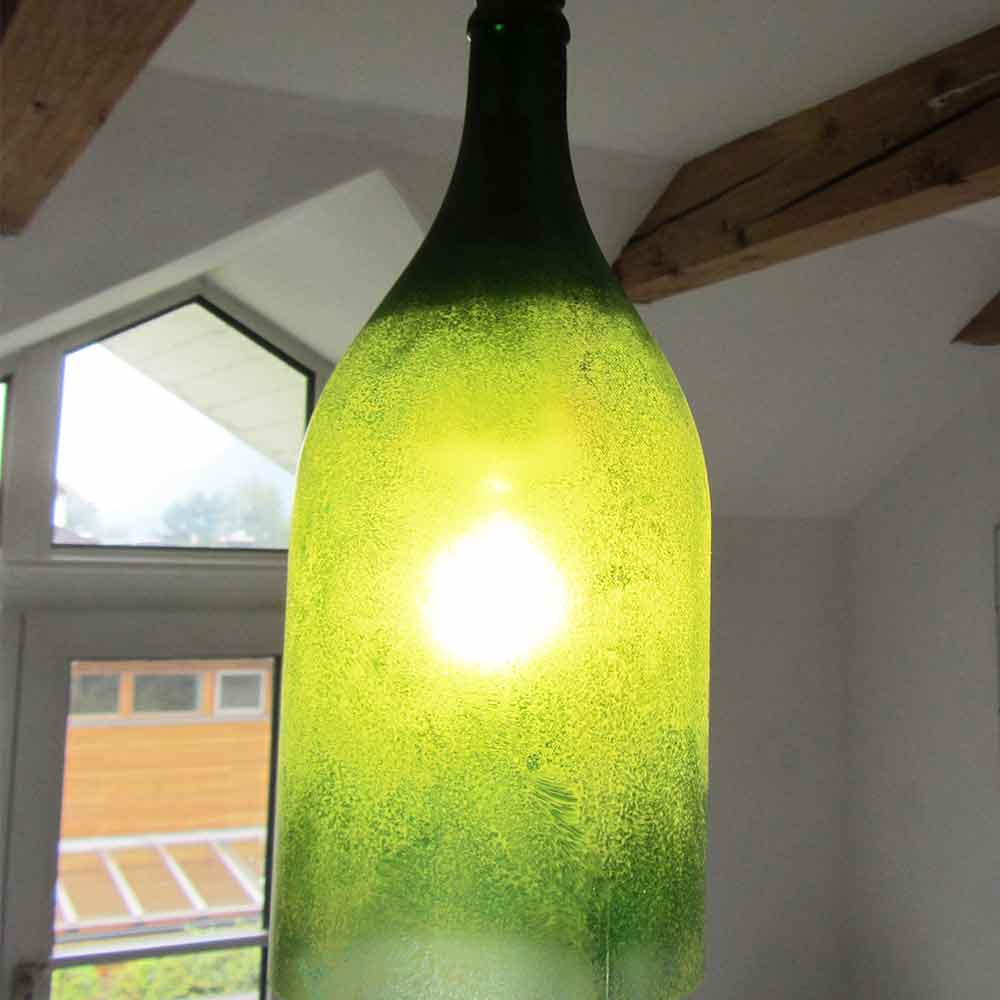 I was a bottle: Glas-Flaschen - Lampen und Leuchten, Laternen, Gläser, Vasen und Schalen aus Glas, Deckenleuchten und Hängelampen: dunkelgrüne Hängelampe mit weißem Kabel und weißer Fassung aus grüner Doppelliterflasche, montiert und eingeschalten