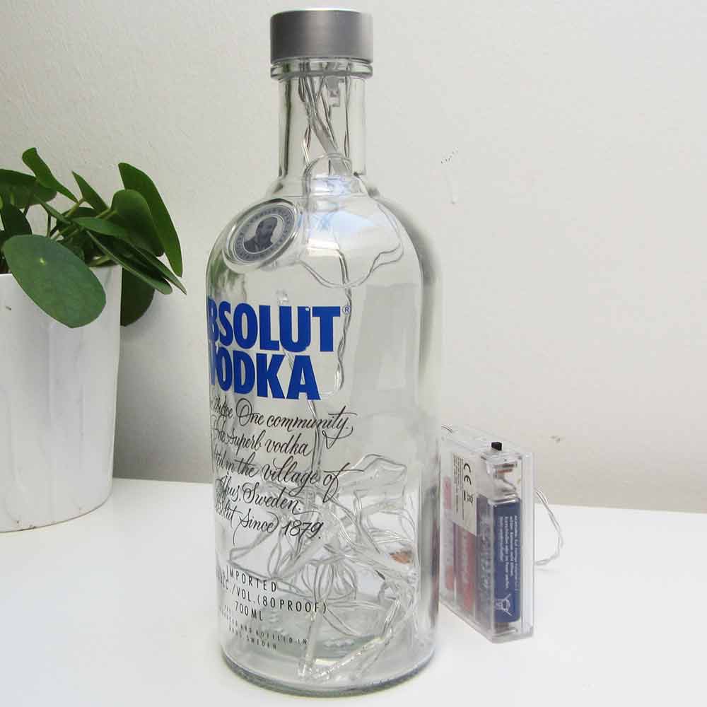I was a bottle: Glas-Flaschen - Lampen und Leuchten, Laternen, Gläser, Vasen und Schalen aus Glas, Led-Flaschenlampen: Absolut Vodka Led-Flaschenlampe mit blauweißem Licht
