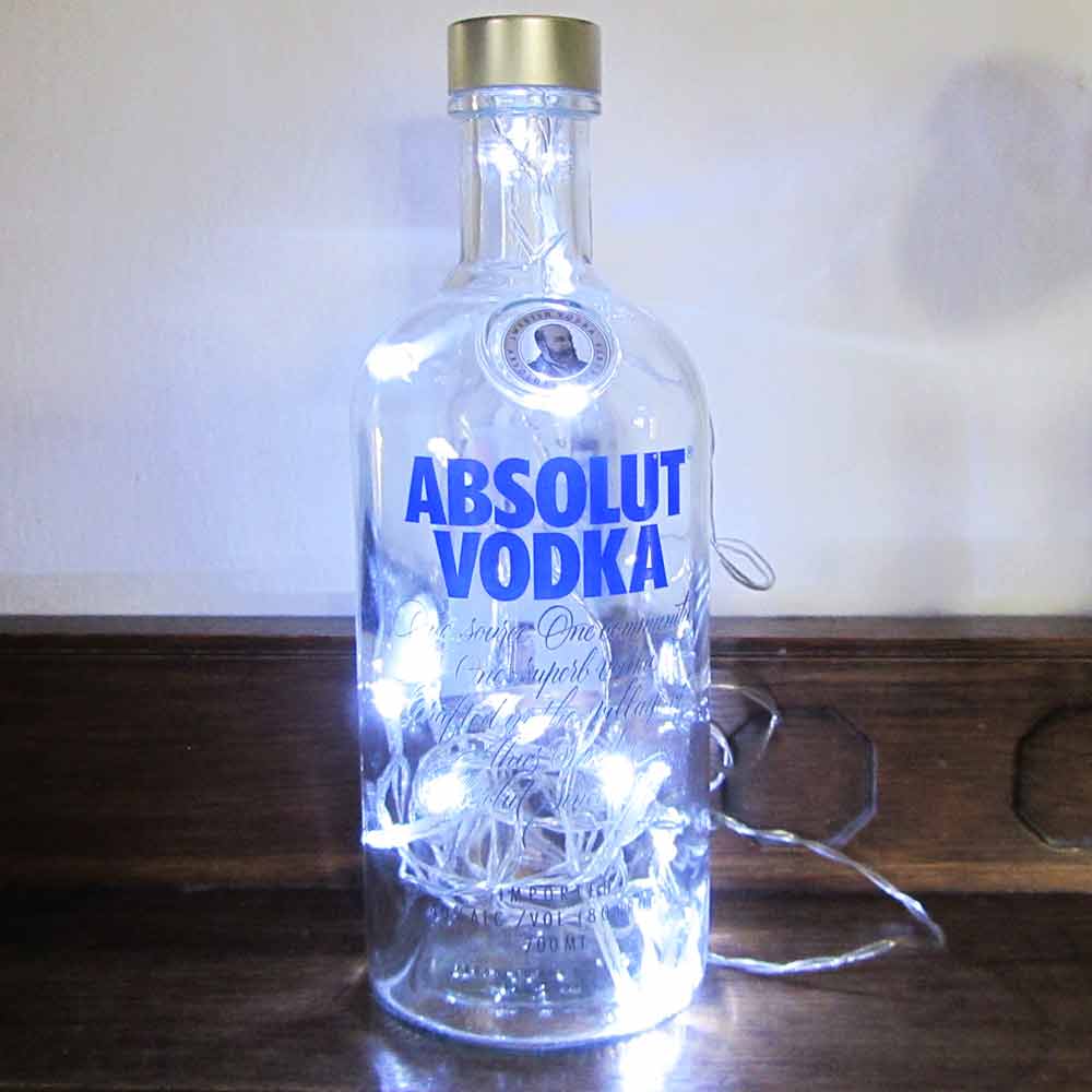 I was a bottle: Glas-Flaschen - Lampen und Leuchten, Laternen, Gläser, Vasen und Schalen aus Glas, Led-Flaschenlampen: Absolut Vodka Led-Flaschenlampe mit blauweißem Licht
