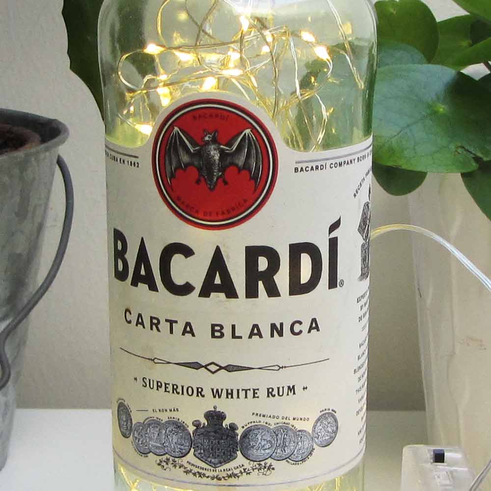 I was a bottle: Glas-Flaschen - Lampen und Leuchten, Laternen, Gläser, Vasen und Schalen aus Glas, Led-Flaschenlampen: Bacardi Led-Flaschenlampe medium mit goldgelben Licht, Detail