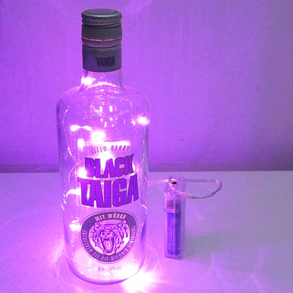 I was a bottle: Glas-Flaschen - Lampen und Leuchten, Laternen, Gläser, Vasen und Schalen aus Glas, Led-Flaschenlampen: Black Taiga Led-Flaschenlampe mit violettem Licht an