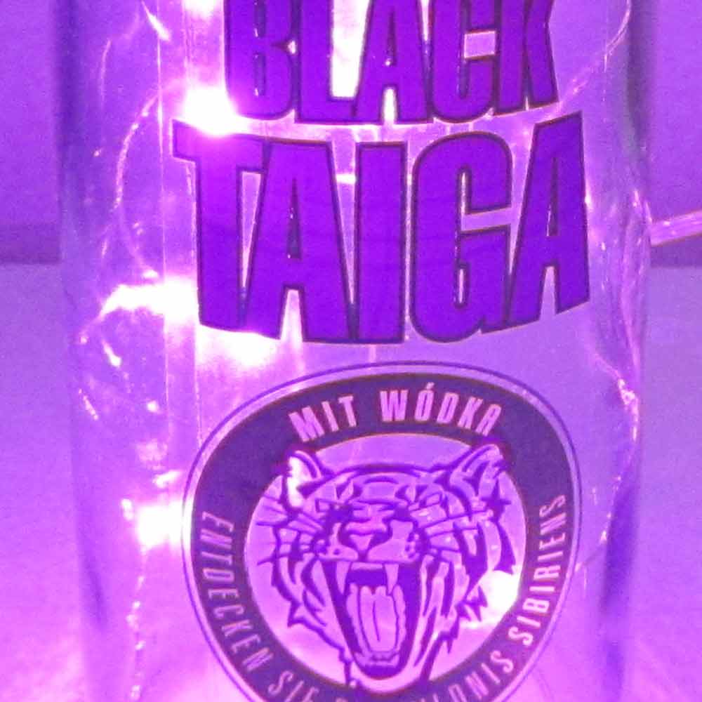 I was a bottle: Glas-Flaschen - Lampen und Leuchten, Laternen, Gläser, Vasen und Schalen aus Glas, Led-Flaschenlampen: Black Taiga Led-Flaschenlampe mit violettem Licht, Detail