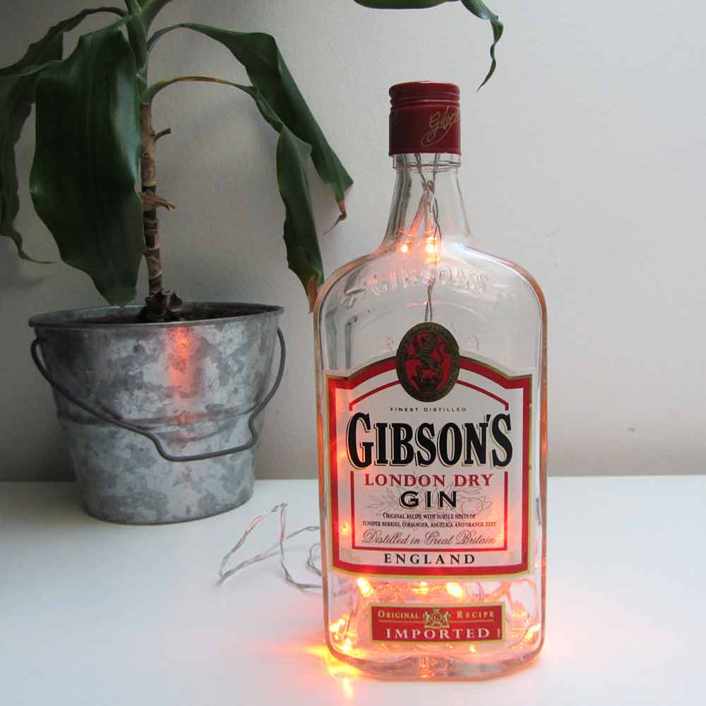 I was a bottle: Glas-Flaschen - Lampen und Leuchten, Laternen, Gläser, Vasen und Schalen aus Glas, Led-Flaschenlampen: Gibson's Gin Flaschenlampe mit rotem Licht