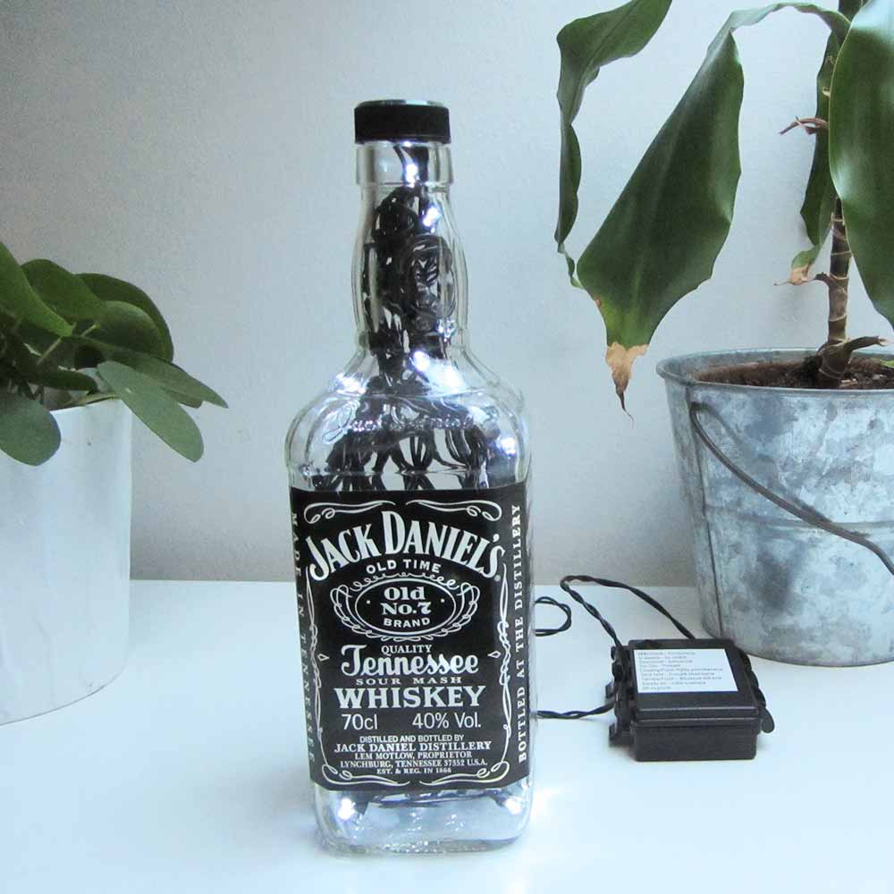I was a bottle: Glas-Flaschen - Lampen und Leuchten, Laternen, Gläser, Vasen und Schalen aus Glas, Led-Flaschenlampen: Jack Daniels Whiskey Flaschenlampe mit schwar-weißem Ledlicht