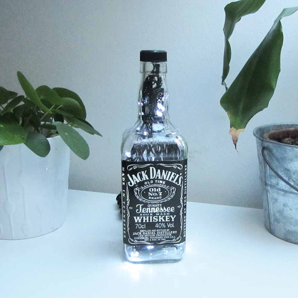 I was a bottle: Glas-Flaschen - Lampen und Leuchten, Laternen, Gläser, Vasen und Schalen aus Glas, Led-Flaschenlampen: Jack Daniels Whiskey Flaschenlampe mit schwar-weißem Ledlicht