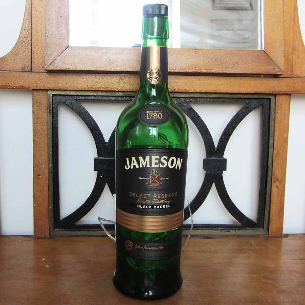 I was a bottle: Glas-Flaschen - Lampen und Leuchten, Laternen, Gläser, Vasen und Schalen aus Glas, Led-Flaschenlampen: Jameson Whiskey Flaschenlampe mit grünem Licht