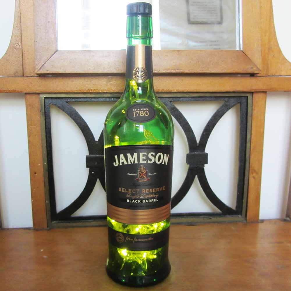 I was a bottle: Glas-Flaschen - Lampen und Leuchten, Laternen, Gläser, Vasen und Schalen aus Glas, Led-Flaschenlampen: Jameson Whiskey Flaschenlampe mit grünem Licht