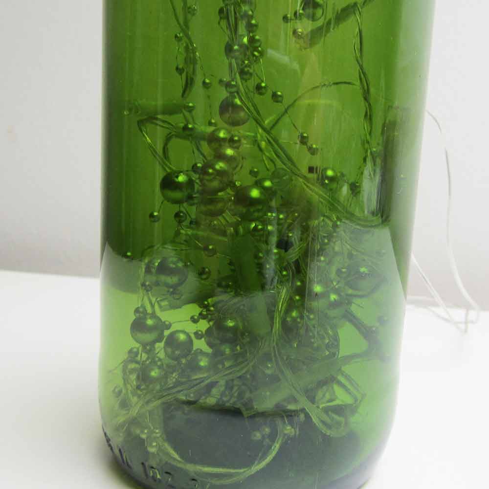 I was a bottle: Glas-Flaschen - Lampen und Leuchten, Laternen, Gläser, Vasen und Schalen aus Glas, Led-Flaschenlampen: goldgrüne Led-Flaschenlampe mit Perlen, Detail