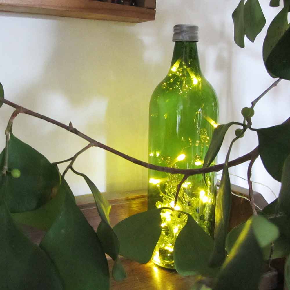 I was a bottle: Glas-Flaschen - Lampen und Leuchten, Laternen, Gläser, Vasen und Schalen aus Glas, Led-Flaschenlampen: Led Flaschenlampe mit Perlenleds und goldgrünem Licht