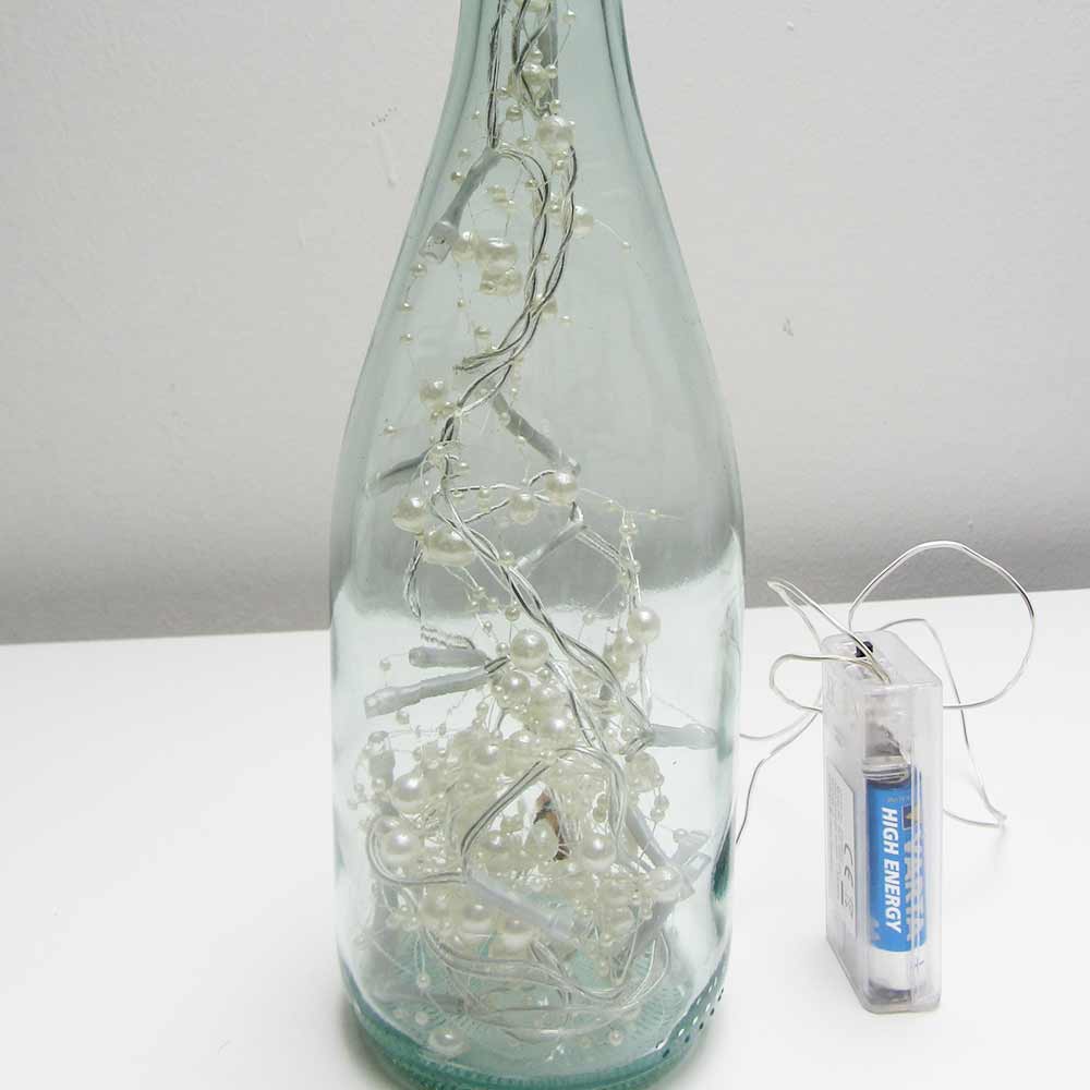 I was a bottle: Glas-Flaschen - Lampen und Leuchten, Laternen, Gläser, Vasen und Schalen aus Glas, Led-Flaschenlampen: Led Flaschenlampe mit Perlen-Led Lichterkette, Detail