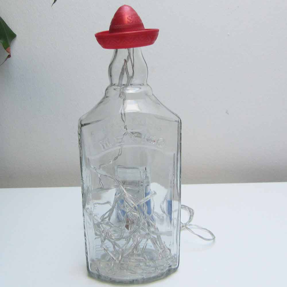 I was a bottle: Glas-Flaschen - Lampen und Leuchten, Laternen, Gläser, Vasen und Schalen aus Glas, Led-Flaschenlampen: Tequila Flaschenlampe mit rotem Mexikohut
