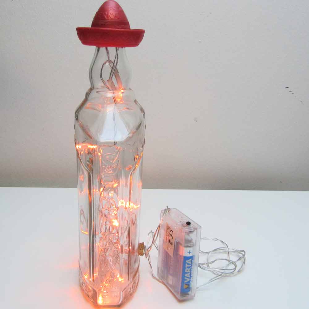 I was a bottle: Glas-Flaschen - Lampen und Leuchten, Laternen, Gläser, Vasen und Schalen aus Glas, Led-Flaschenlampen: Tequila Flaschenlampe mit rotem Mexikohut und rotem Licht, Detail