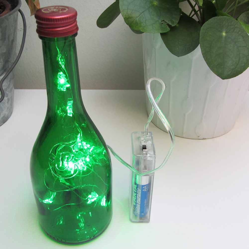 I was a bottle: Glas-Flaschen - Lampen und Leuchten, Laternen, Gläser, Vasen und Schalen aus Glas, Led-Flaschenlampen: kleine grüne Chenet Flaschenlampe mit grünem Tannenbaum Ledlicht, Detail