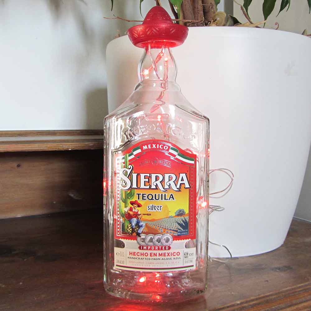 I was a bottle: Glas-Flaschen - Lampen und Leuchten, Laternen, Gläser, Vasen und Schalen aus Glas, Led-Flaschenlampen: Sierra Tequila Flaschenlampe mit rotem Licht und Mexikanerhut