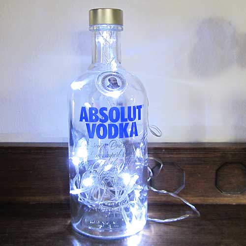 I was a bottle: Glas-Flaschen - Lampen und Leuchten, Laternen, Gläser, Led-Flaschenlampen: Absolut Vodka Flaschenlampe mit blauweißem Ledlicht