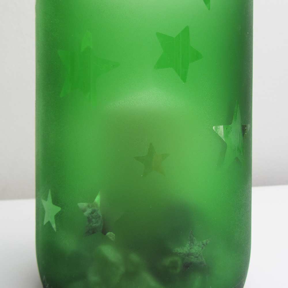 I was a bottle: Glas-Flaschen - Lampen und Leuchten, Laternen, Gläser, Vasen und Schalen aus Glas, Special Editions: große grüne satinierte Weihnachtslaterne mit Sternen, Detail