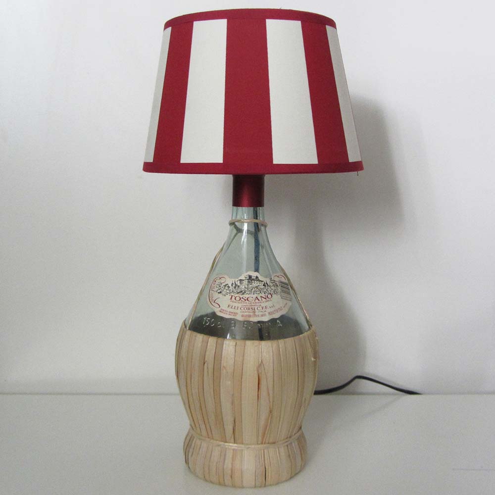 I was a bottle: Glas-Flaschen - Lampen und Leuchten, Laternen, Gläser, Vasen und Schalen aus Glas, Tischlampen und Stehleuchten: Tischleuchte Chianti Toscano Rige Rosse, Chiantiflasche Toscano mit rotweiß gestreiftem Lampenschirm, ausgeschalten