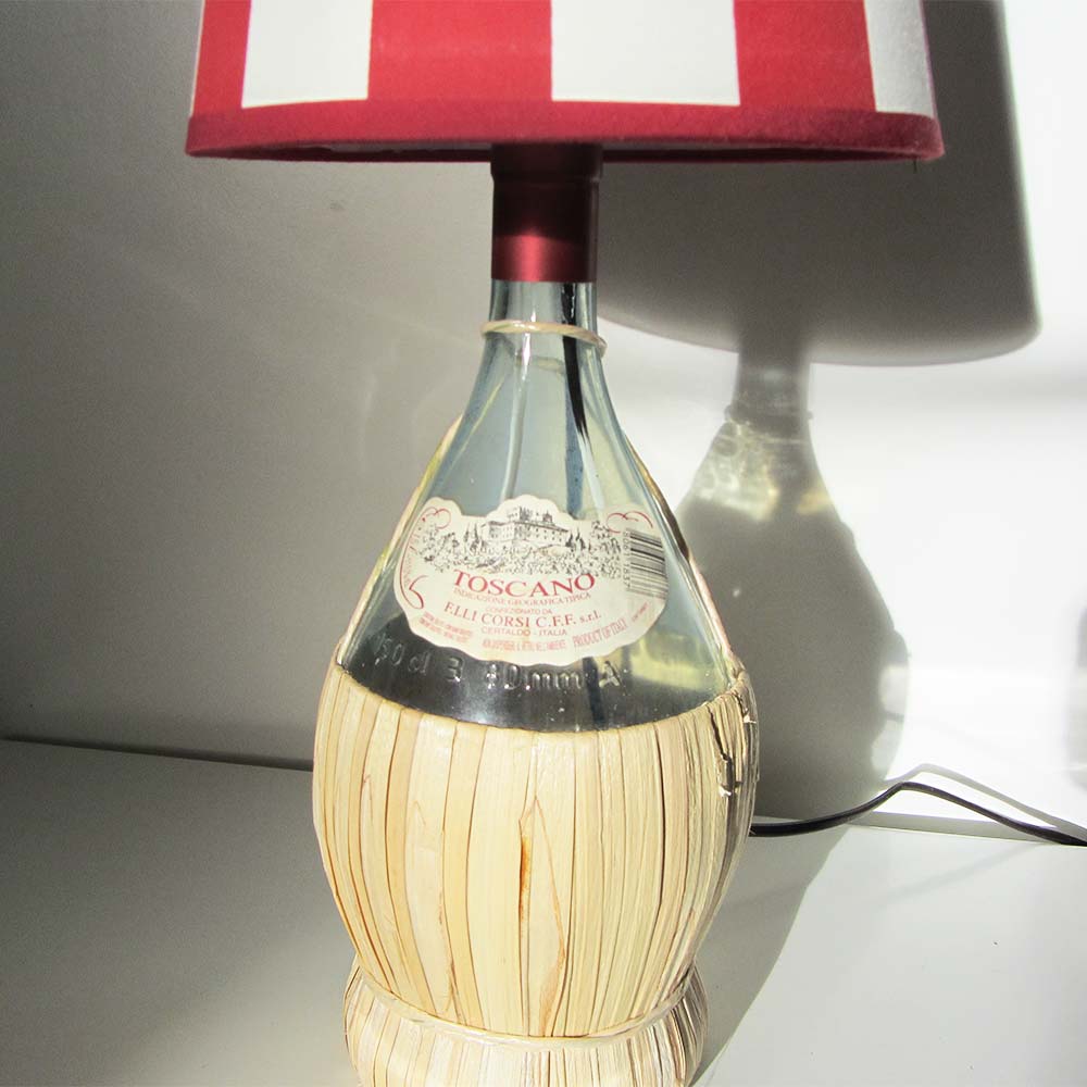 I was a bottle: Glas-Flaschen - Lampen und Leuchten, Laternen, Gläser, Vasen und Schalen aus Glas, Tischlampen und Stehleuchten: Tischleuchte Chianti Toscano Rige Rosse, Chiantiflasche Toscano mit rotweiß gestreiftem Lampenschirm, ausgeschalten, Flasche Detail