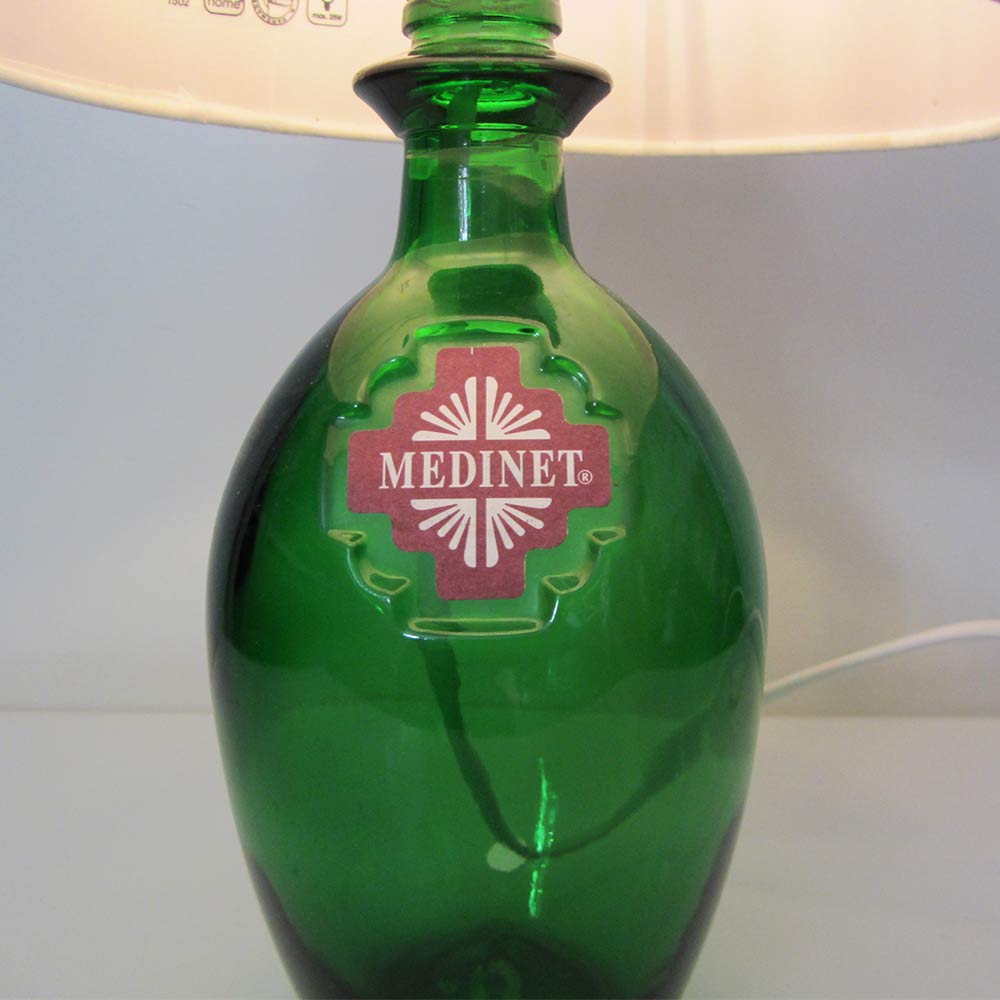 I was a bottle: Glas-Flaschen - Lampen und Leuchten, Laternen, Gläser, Vasen und Schalen aus Glas, Tischlampen und Stehleuchten: Tischleuchte Medinet Green White, runde dunkelgrüne Medinet Rotweinflasche mit weißem Lampenschirm