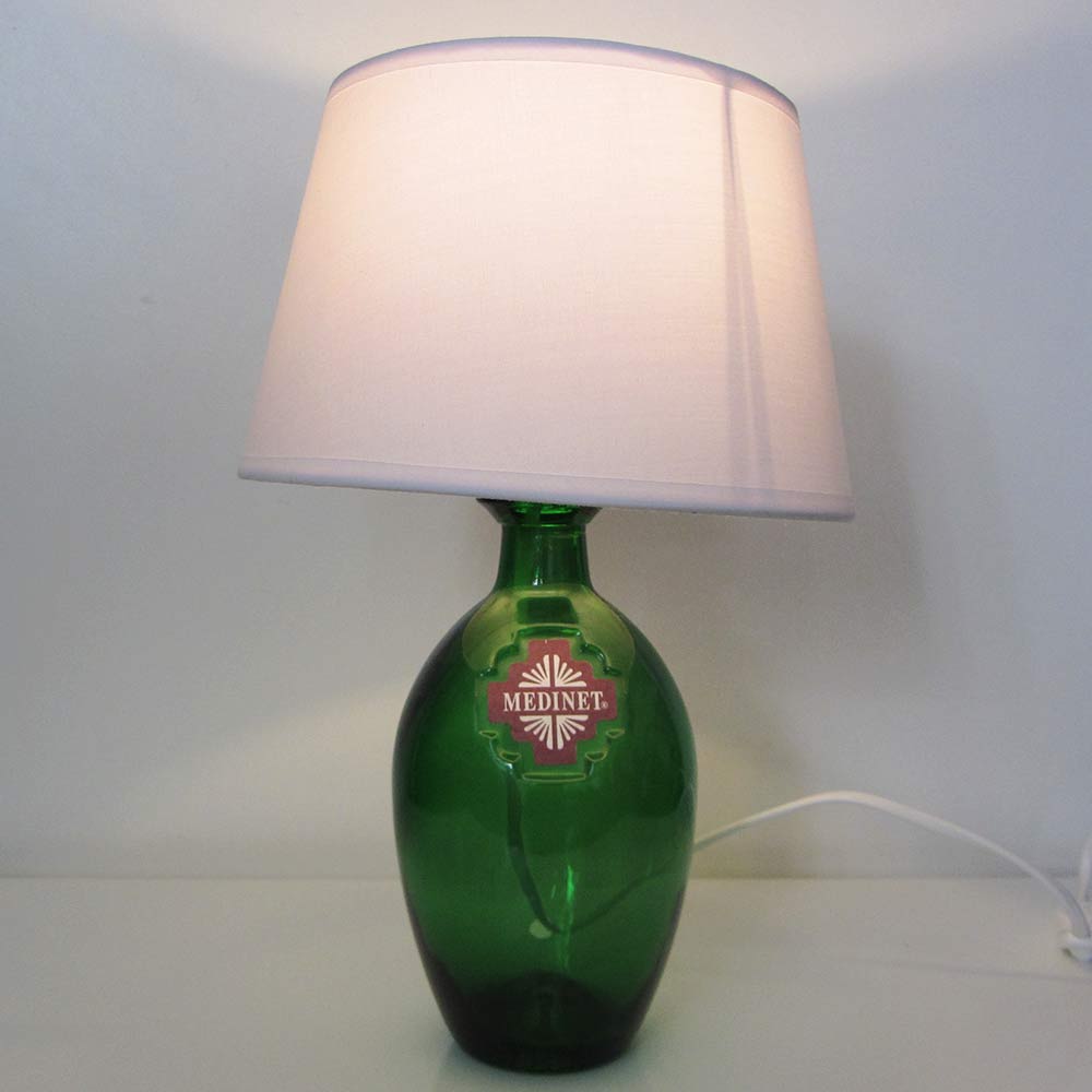 I was a bottle: Glas-Flaschen - Lampen und Leuchten, Laternen, Gläser, Vasen und Schalen aus Glas, Tischlampen und Stehleuchten: Tischleuchte Medinet Green White, runde dunkelgrüne Medinet Rotweinflasche mit weißem Lampenschirm
