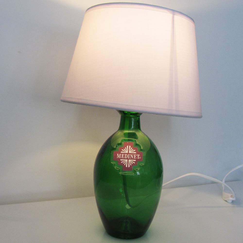 I was a bottle: Glas-Flaschen - Lampen und Leuchten, Laternen, Gläser, Vasen und Schalen aus Glas, Tischleuchten: Tischleuchte Medinet Green White, runde Medinet Rotweinflasche mit weißem Lampenschirm