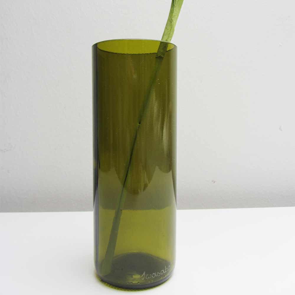 I was a bottle: Glas-Flaschen - Lampen und Leuchten, Laternen, Gläser, Vasen und Schalen aus Glas, Vasen und Hängevasen: hohe schmale olivgrüne Vase mit Blume