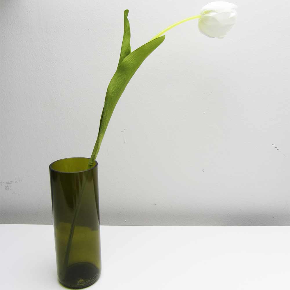 I was a bottle: Glas-Flaschen - Lampen und Leuchten, Laternen, Gläser, Vasen und Schalen aus Glas, Vasen und Hängevasen: hohe schmale olivgrüne Vase mit Blume