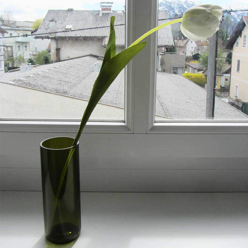 I was a bottle: Glas-Flaschen - Lampen und Leuchten, Laternen, Gläser, Vasen und Schalen aus Glas, Vasen und Hängevasen: hohe schmale grüne Vase mit Blumen